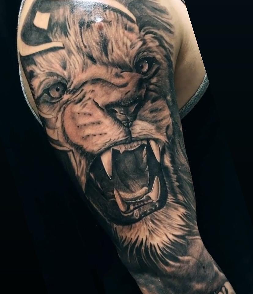 Roaring lion realism piece, upper arm